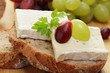 Krustenbrot mit Brie und Trauben