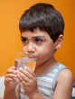 bambino che beve acqua
