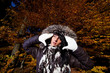 junge Frau und Herbstlaub