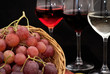 Foto: Cesto con uva e calici di vino su sfondo nero 2 Cesto con uva e calici di vino su sfondo nero 2