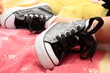 Sul letto con le scarpe