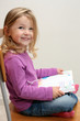 Bambina seduta che legge