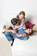 Papa tobt mit Kindern