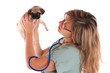 Photo: vétérinaire qui osculte un chiot vétérinaire qui osculte un chiot