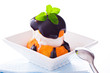 Foto: Profiterole in a small bowl with ice cream chocolate sauce and m Profiterole in a small bowl with ice cream chocolate sauce and m