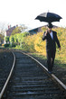 homme parapluie rail