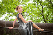 Portrait einer schönen jungen Frau in silbernem Kleid