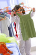 L'Enfant examine ses vêtements