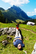 Wanderer relaxt bei Wanderung in den Bergen