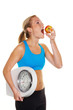 Photo: Frau mit Personenwaage und Apfel Frau mit Personenwaage und Apfel
