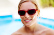 Foto: Frau mit Sonnenbrille und Sonnen Creme Frau mit Sonnenbrille und Sonnen Creme