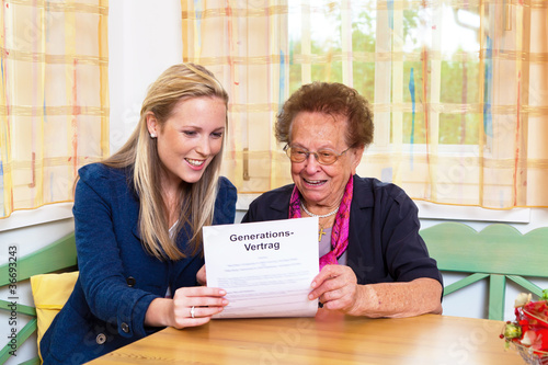Foto: Enkel und Großmutter. Generationsvertrag Enkel und Großmutter. Generationsvertrag