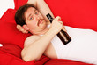 Foto: Mann mit Bierflasche auf Couch Mann mit Bierflasche auf Couch