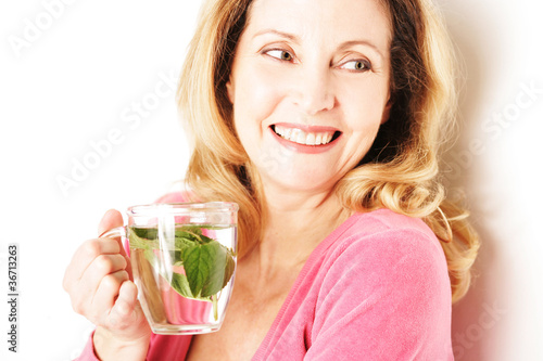 Photo: Frau mit Teeglas Frau mit Teeglas