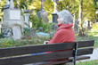 Foto: Seniorin auf dem Friedhof Seniorin auf dem Friedhof