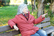 Frau auf Bank