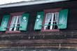Fenster einer Berghütte in Österreich
