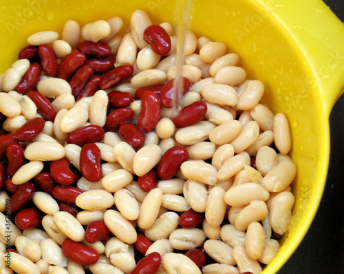 Photo: Red and white kidney beans being rinsed under water Red and white kidney beans being rinsed under water