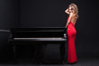 Foto: beautiful young attractive woman in cocktail dress and piano beautiful young attractive woman in cocktail dress and piano