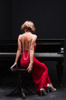 Foto: beautiful young attractive woman in cocktail dress and piano beautiful young attractive woman in cocktail dress and piano
