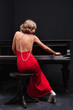Foto: beautiful young attractive woman in evening dress and piano beautiful young attractive woman in evening dress and piano