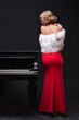 Foto: beautiful young attractive woman in evening dress and piano beautiful young attractive woman in evening dress and piano