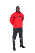 Pompier en uniforme sur fond blanc