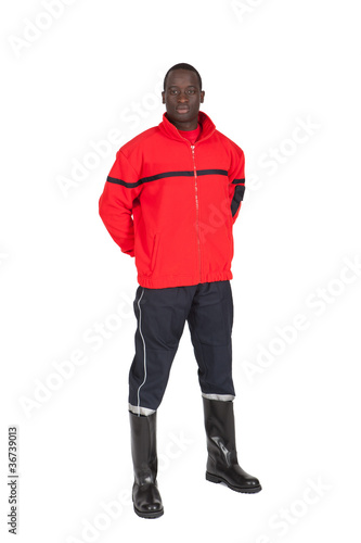 Photo: Pompier en uniforme sur fond blanc Pompier en uniforme sur fond blanc