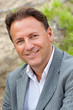 Homme, 40 ans, heureux et souriant #2