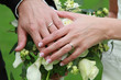 Mains, alliances, bouquet Mains, alliances, bouquet