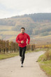 Jeune homme se détend en faisant du jogging