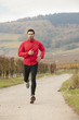Beau jeune homme fait son jogging en pleine nature