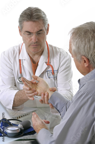 Photo: Orthopédie - Arthrose de la main d'un senior Orthopédie - Arthrose de la main d'un senior
