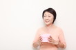 ギフトボックスを持つシニア女性