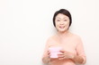 プレゼントを持つシニア女性
