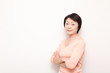 真剣な表情のシニア女性