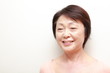 優しい笑みのシニア女性