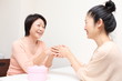 喜ぶ女性