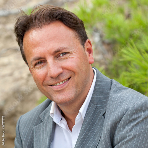 Photo: Homme 40s, heureux et souriant Homme 40s, heureux et souriant