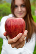 Foto: Chica con manzana roja primer plano Chica con manzana roja primer plano
