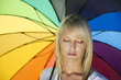 Frau mit Regenbogenschirm