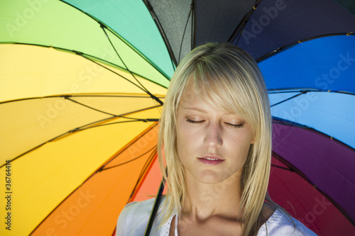 Photo: Frau mit Regenbogenschirm Frau mit Regenbogenschirm