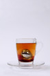 Tee-Ei in Tasse aus Glas auf weißem Untergrund