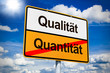 Ortsseingangsschild mit Qualität + Quantität