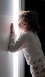 Photo: Bambina che guarda oltre la porta Bambina che guarda oltre la porta