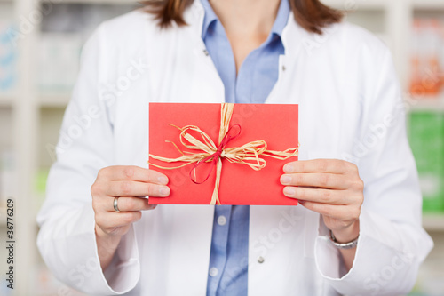 Photo: apothekerin mit gutschein apothekerin mit gutschein