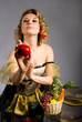 Frau mit dem Apfel