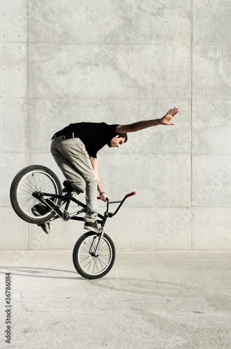 Foto: Young BMX bicycle rider Young BMX bicycle rider