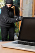 Photo: Einbrecher findet Laptop Einbrecher findet Laptop