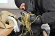 Einbrecher findet Schmuck